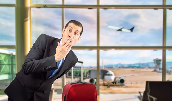 Empresário surpreso no aeroporto — Fotografia de Stock