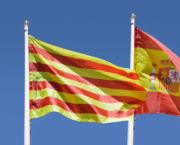 Spanische und katalanische Flagge — Stockfoto
