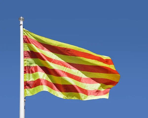 Bandeira catalã com céu azul — Fotografia de Stock