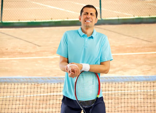 Joueur de tennis avec douleur au poignet — Photo