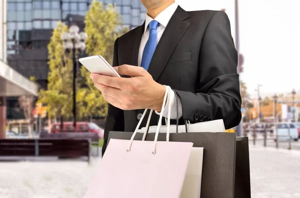 Shopping exécutif avec smartphone — Photo