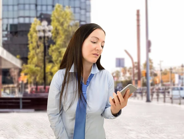 Shopping with smartphone in the city — Stock Photo, Image