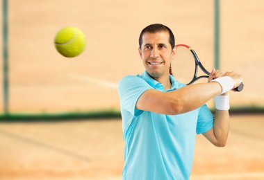 Tenis Kortu oynamak