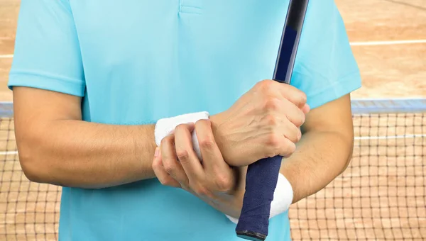 Joueur de tennis avec douleur au poignet — Photo