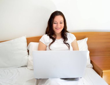 yatağa çalışan mutlu kadın