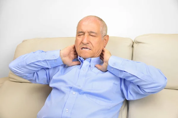 Hombre mayor con dolor de cuello — Foto de Stock