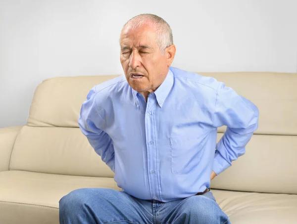 Senior man met rugpijn — Stockfoto