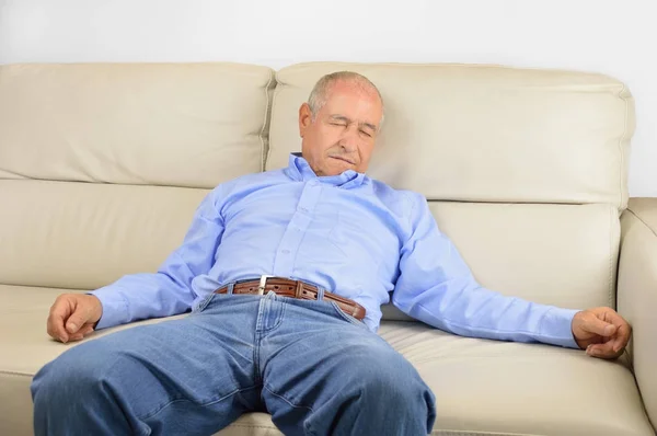 Спящий мужчина на диване — стоковое фото