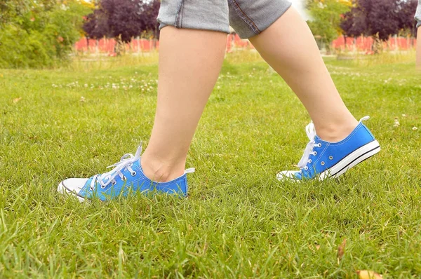Walking down the park is healthy — Stock Photo, Image