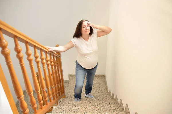 беременная женщина. кружитьсяголовау беременных. клиника аг у беременных. кружится голова при беременности 2 триместр. симптомы беременности головокружение.