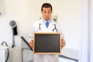Doktor Holding kara tahta