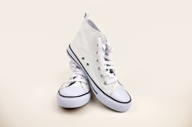 bir çift beyaz spor ayakkabı