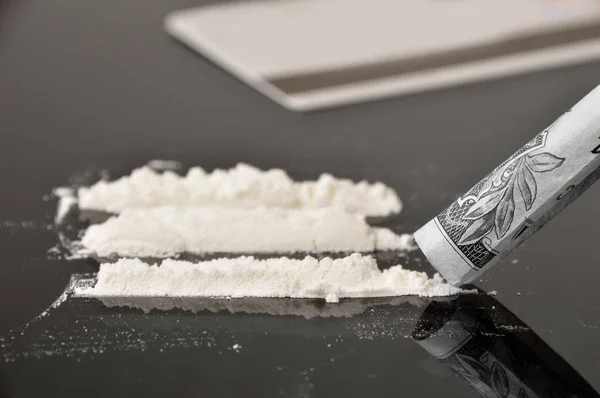 Het snuiven van cocaïne strepen — Stockfoto
