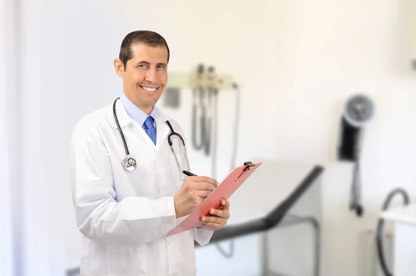 Doctor escribiendo en un portapapeles — Foto de Stock