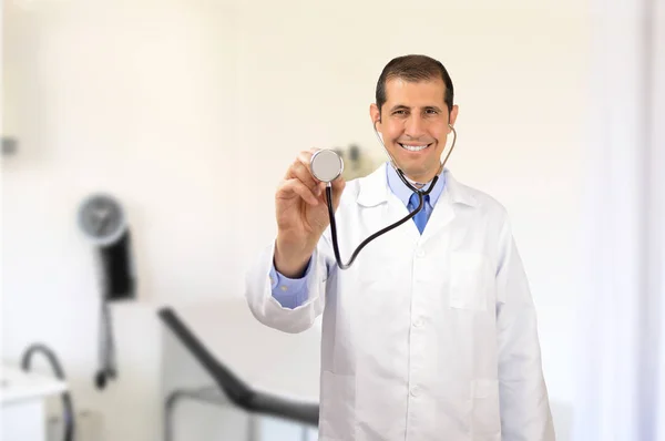 Dokter met een stethoscoop in de handen — Stockfoto