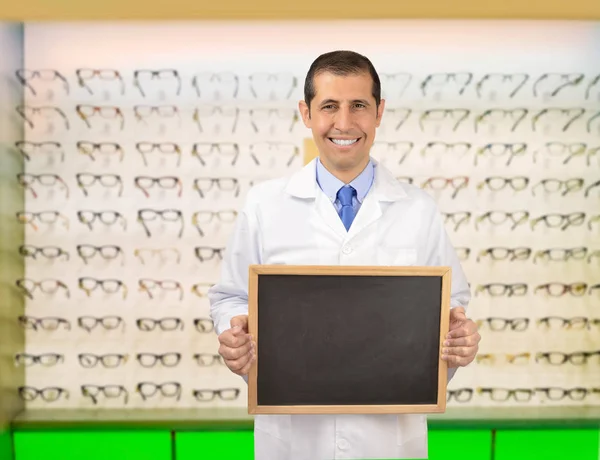 Optometrista masculino sonriente —  Fotos de Stock