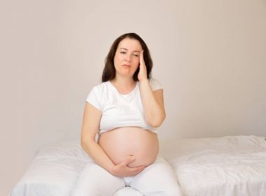 kadın hamilelik ağrıları ile