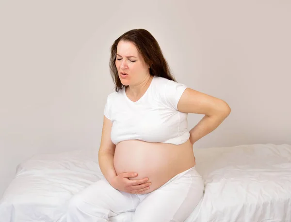 Frau mit Schwangerschaftsschmerzen — Stockfoto