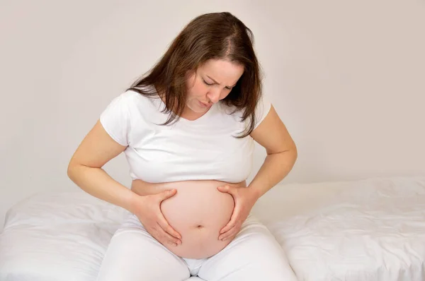 Mujer con dolores de embarazo —  Fotos de Stock