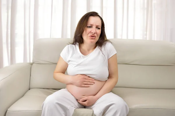 Mujer con dolores de embarazo — Foto de Stock