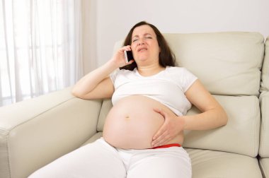kadın hamilelik ağrıları ile