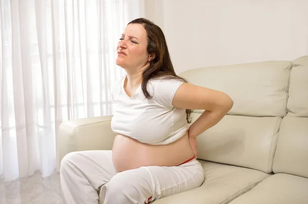 Vrouw met zwangerschap pijnen — Stockfoto