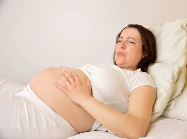 Mujer con dolores de embarazo — Foto de Stock