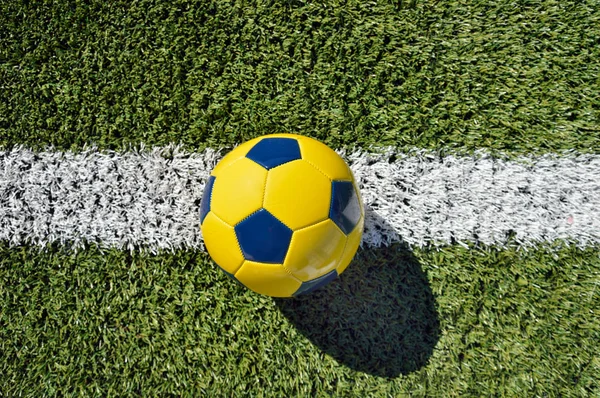 Tiro Futebol Bola Futebol Tradicional Campo Futebol Com Cores Amarelas — Fotografia de Stock