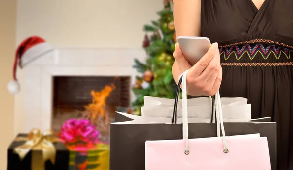 Pretty woman shopping and using the cellphone — Stock Photo, Image