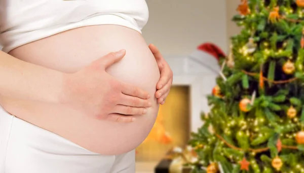 Vrouw met haar zwangere buik — Stockfoto