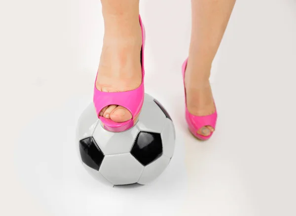 Дама в каблуках готова играть в футбол — стоковое фото