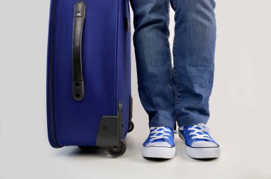 seyahat çantası ile bekleyin