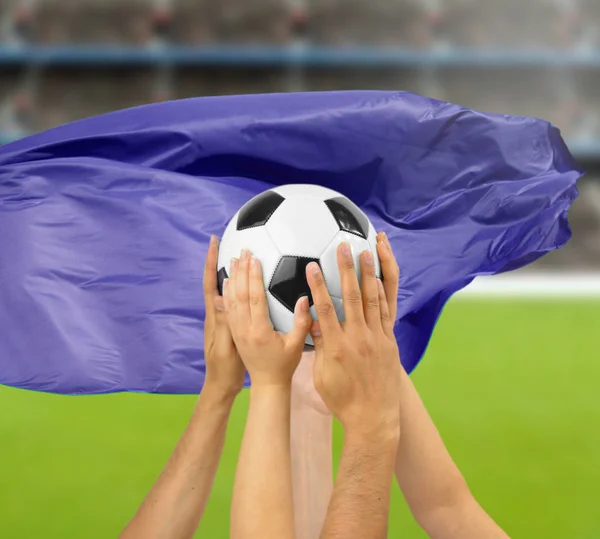 Grupo Futbolistas Sosteniendo Una Pelota Fútbol Estadio Fútbol Con Bandera —  Fotos de Stock