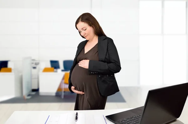 Glückliche schwangere Frau — Stockfoto