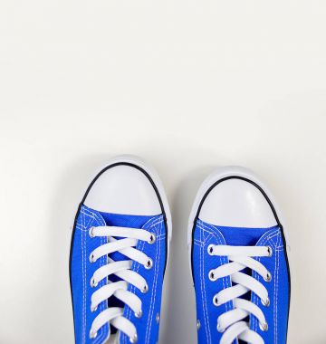 Beyaz arka planda mavi spor ayakkabı