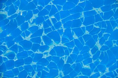 Mavi arka plan ile kırık cam