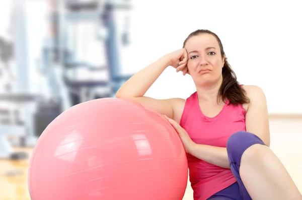 Mujer Cansada Triste Haciendo Ejercicios Pilates Gimnasio — Foto de Stock
