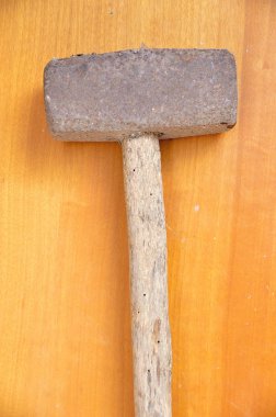 Tahta zemin üzerinde çekiç
