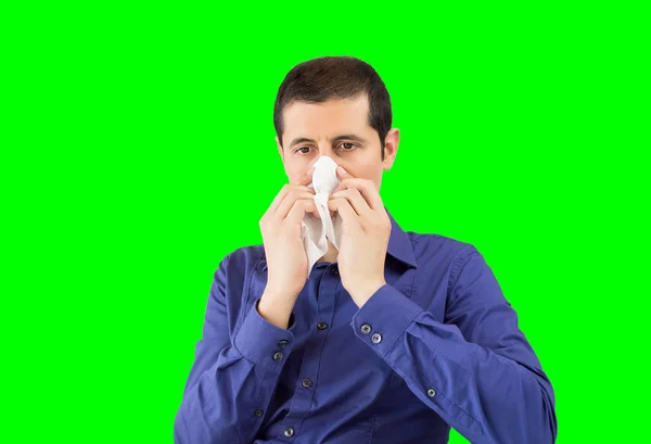 Kranker Mann niest mit Chromschlüssel — Stockfoto