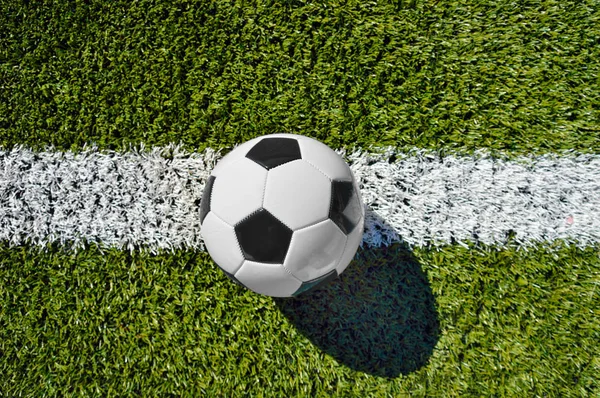 Fotboll på fotbollsplan — Stockfoto