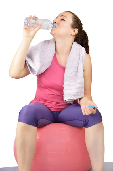 Фітнес жінка п'є воду — стокове фото
