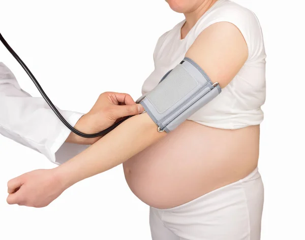 Aufnahme Eines Arztes Der Den Blutdruck Einer Mutter Vor Weißem — Stockfoto