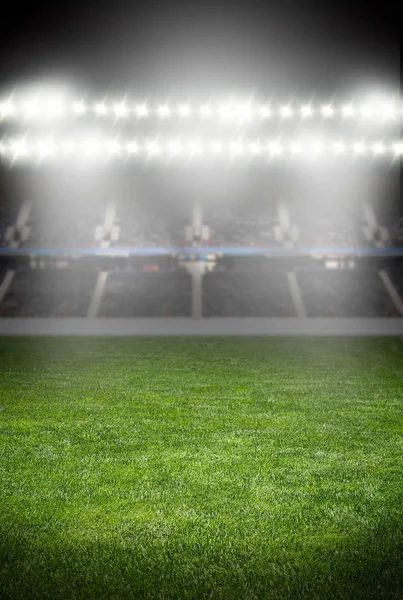 Прожекторы на футбольной арене — стоковое фото