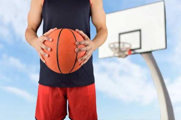 Antaa miesten pelata koripalloa. — kuvapankkivalokuva
