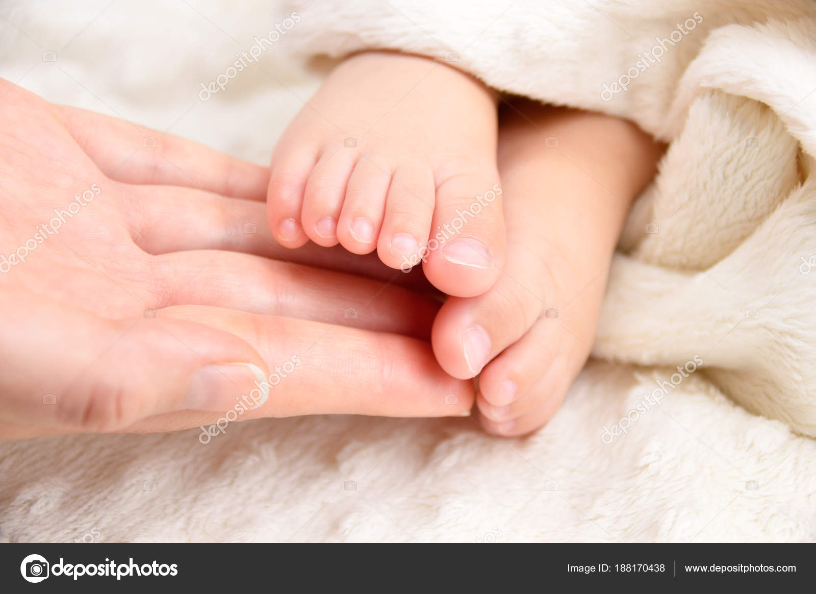 Pieds Une Taille Minuscule Image Libre De Droit Par Cunaplus C Pieds Une Taille Minuscule Image Libre De Droit Par Cunaplus C