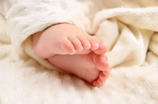 Tiny toes in bed — Stock Photo, Image