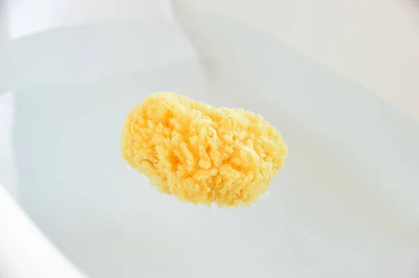 Esponja natural amarelo — Fotografia de Stock