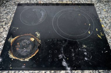 Kirli seramik mutfak mutfak oda içinde soba