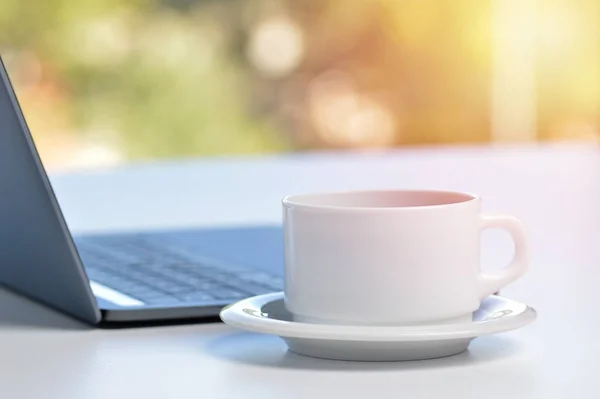 Laptop em um local de trabalho de mesa — Fotografia de Stock