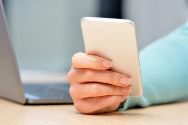 Close Uma Mão Mulher Usando Telefone Inteligente Prata Uma Mesa — Fotografia de Stock